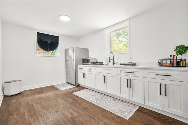 Building Photo - 2430 Hanford Dr SW