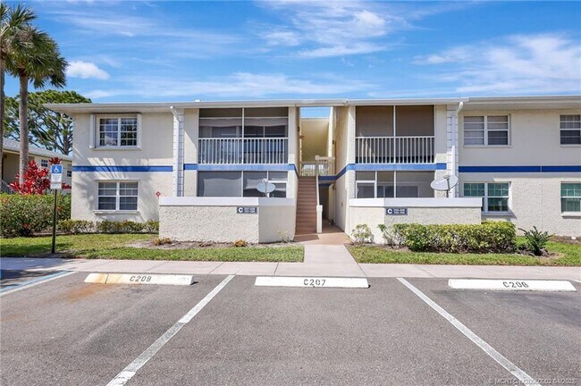 Building Photo - 1504 SE Royal Green Cir