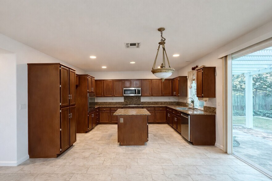 Building Photo - 632 Fisher Cir