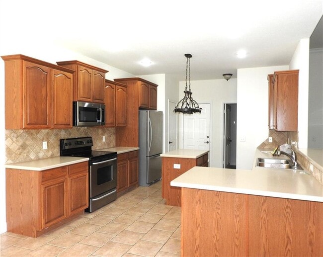 Building Photo - 3804 SW Kestrel Dr