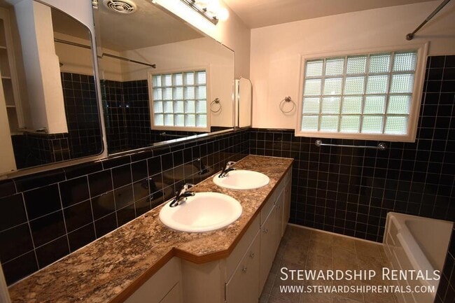 Building Photo - 2266 Alder St