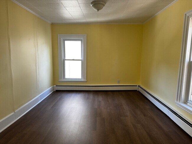 Building Photo - Spacious 3 Bedroom, 1.5 Bath House for Rent in Brewer