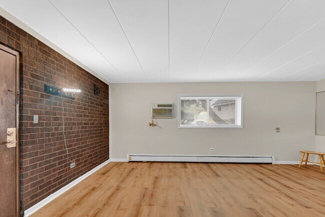 Building Photo - 228 E Bailey Rd