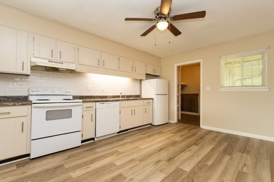 Building Photo - 3973 Teakwood Dr