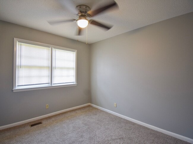 Building Photo - 3 Bedroom and 1.5 Bath Home- Hardwood Floors