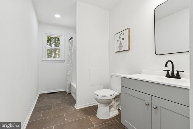 Building Photo - 39 Hidden Lake Dr