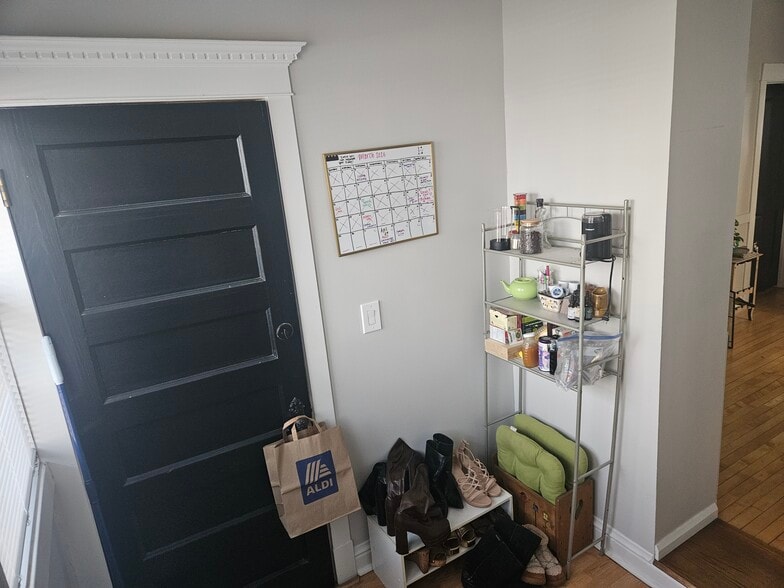 Building Photo - 1924 W Wilson Ave