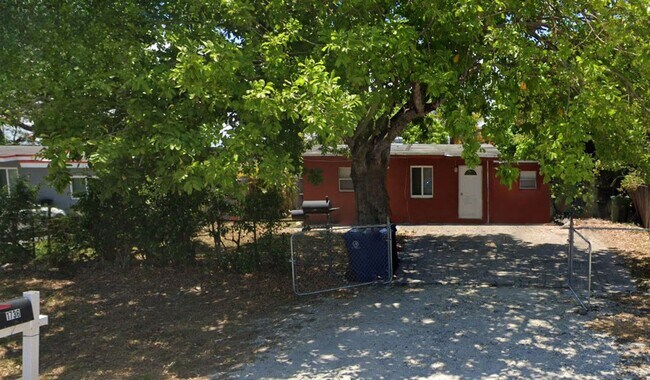 Building Photo - 1736 Lauderdale Manor Dr