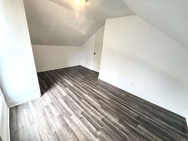 Building Photo - 3 Bedroom, 1 Full Bath