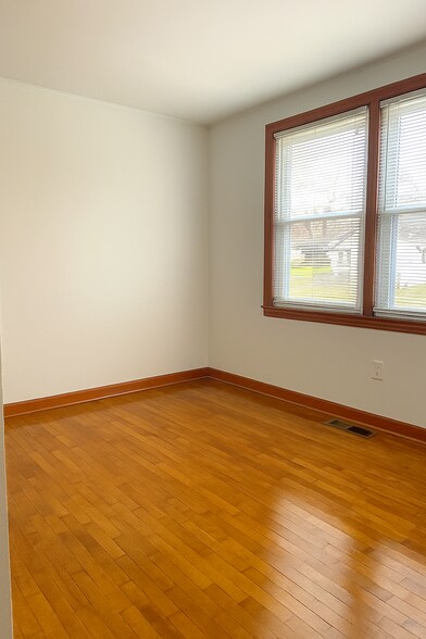 Building Photo - 617 Centeroak Dr