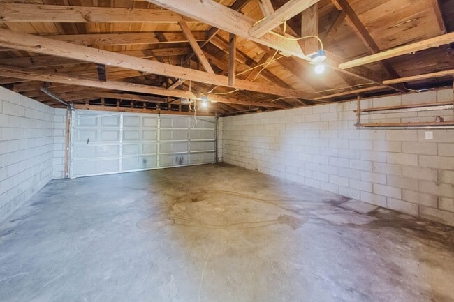 Building Photo - Beautiful Renovated 3 Bedroom and 2 Bathroom Home