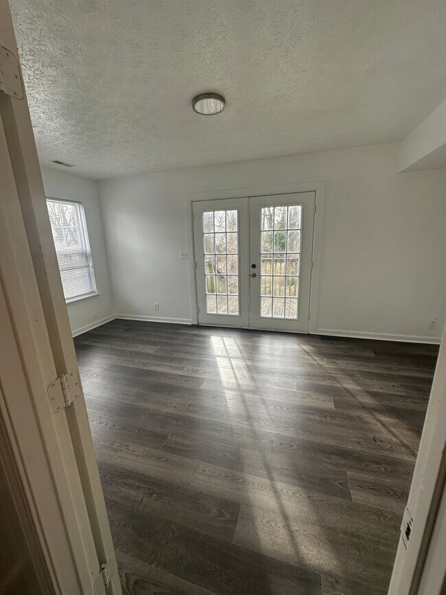 Building Photo - 5 Bed / 1.5 Bath