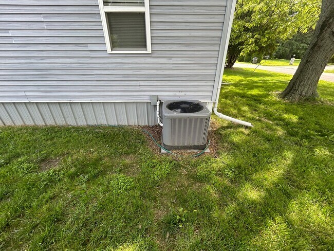 Building Photo - Single Family - 3 Bed - 2 Bath Home in a Private Setting