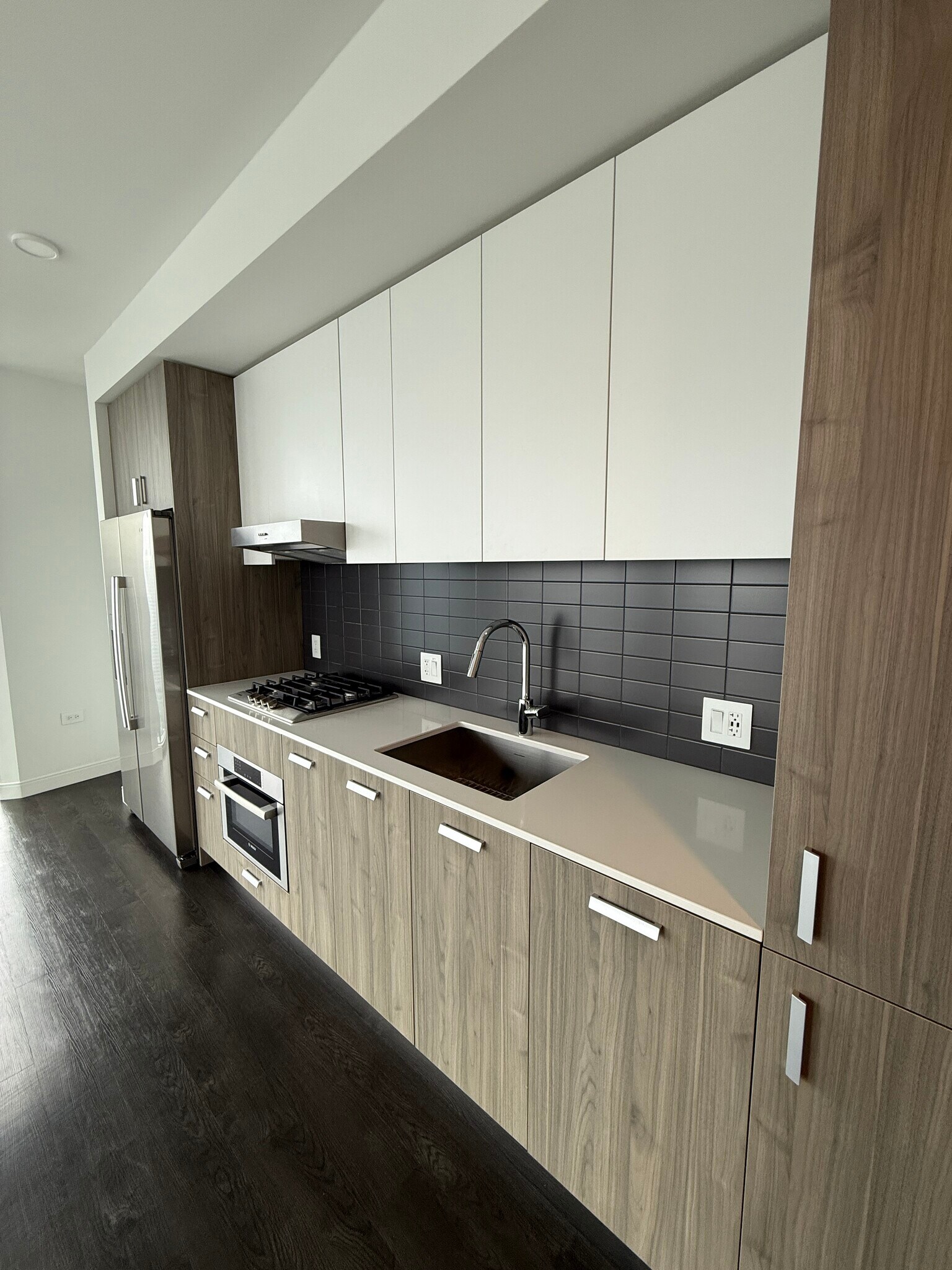 Building Photo - 450 E Waterside Dr