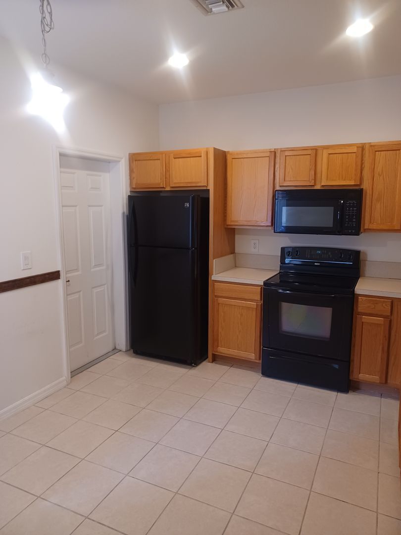 Building Photo - 3/2.5 Townhouse in a Family Friendly Community with Amenities Galore TENANT OCCUPIED UNTIL 4/30