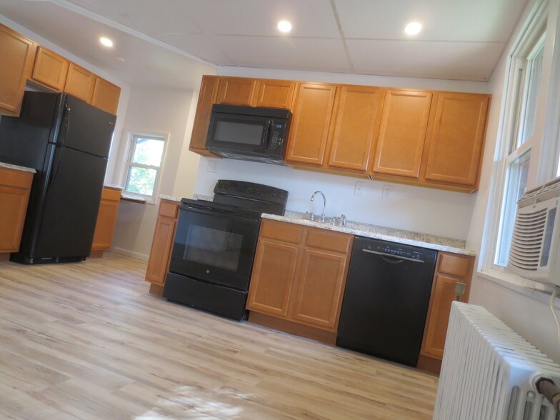 Building Photo - 2421 Beechwood Blvd