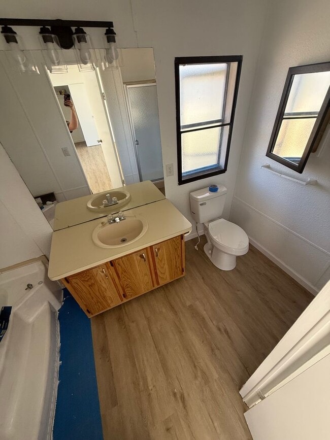 Building Photo - Gated area 3/2 Granbury