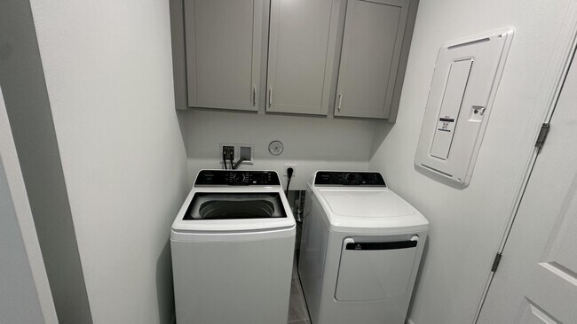 Building Photo - 3052 Cedar Pl