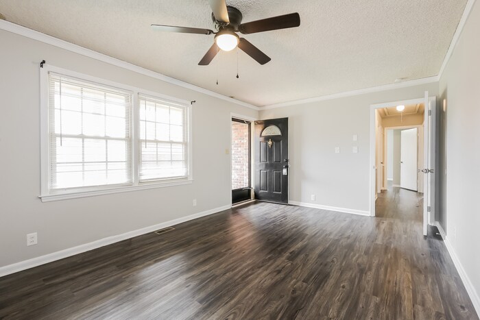 Building Photo - 409 Shamrock Dr