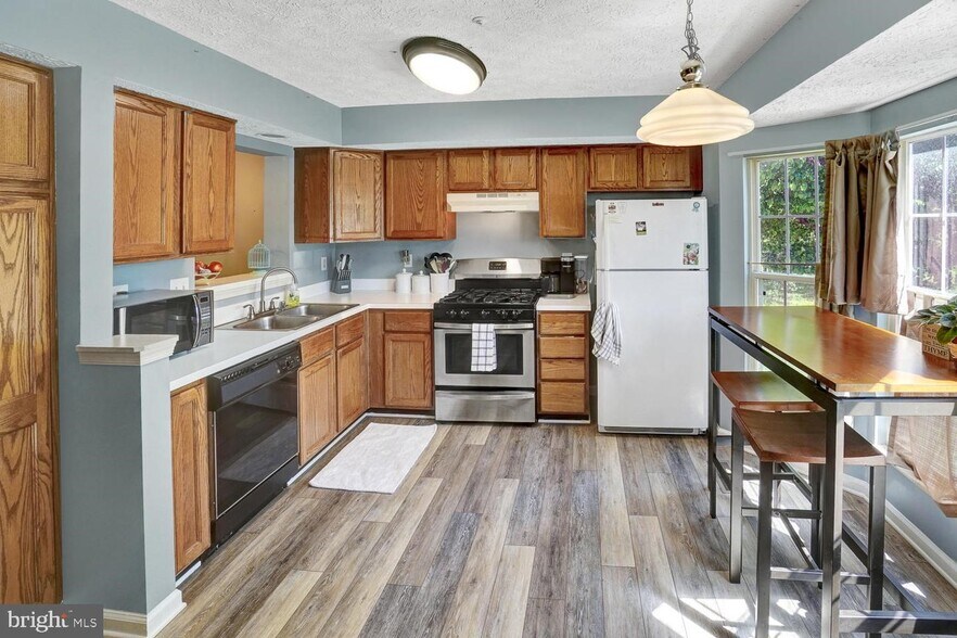 Building Photo - 6212 Adelay Ct W