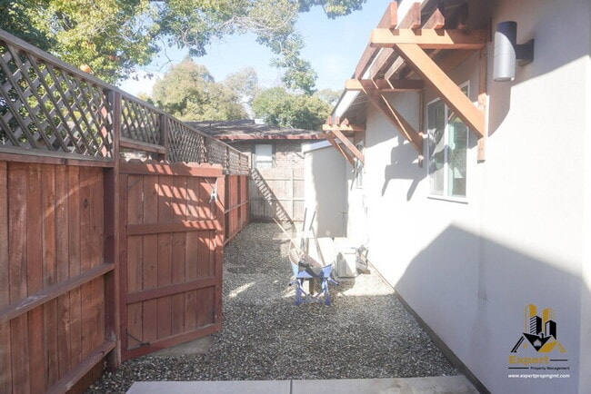 Building Photo - 125 B St