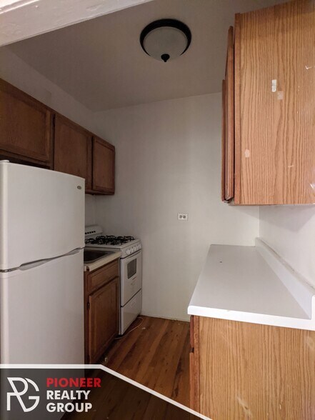 Building Photo - 705 W Belmont Ave