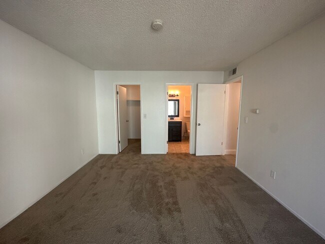 Building Photo - 308 N Riverside Dr