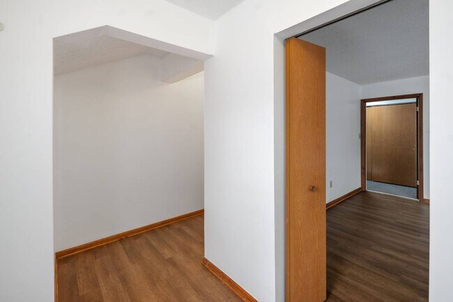 Building Photo - 1911 Cambridge Manor Dr