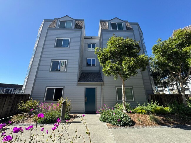 Building Photo - Largest 1-Bedroom Layout with In Unit Laundry