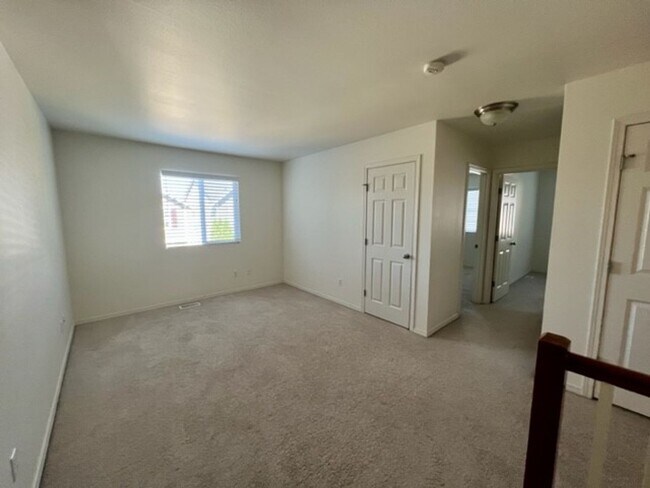 Building Photo - 3 bdrm 2.5 bth house