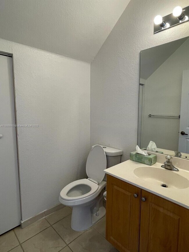 Building Photo - 5347 SW 40th Ave