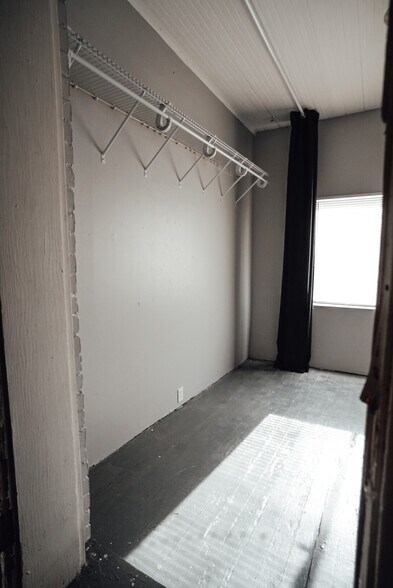 Building Photo - 4974 Chippewa St