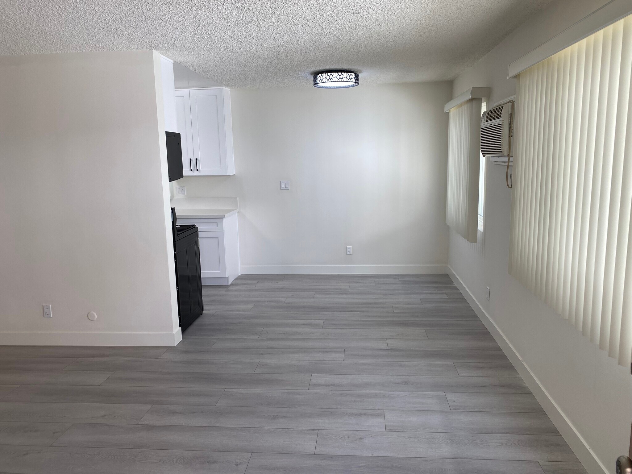 Building Photo - 422 N Hayworth Ave