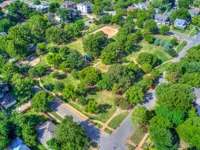 Building Photo - Charming Updated Mesta Park Duplex - New S...