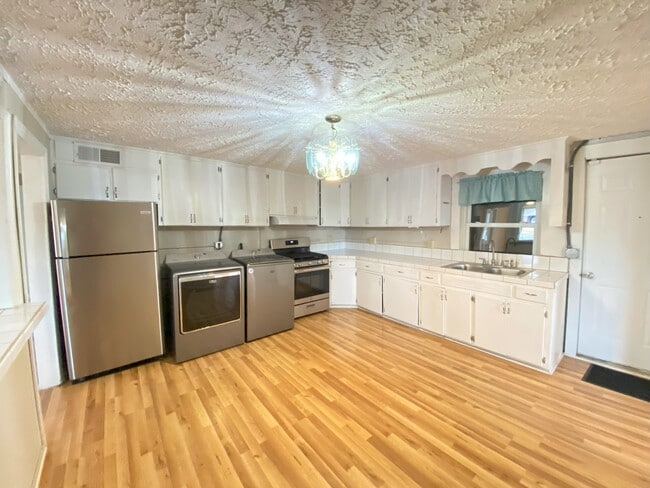 Building Photo - 2245 Chalmers Dr