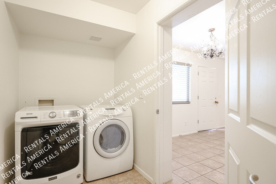 Building Photo - 1254 N 85th Pl