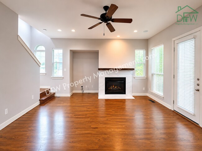 Building Photo - Luxury Renovated Townhome with Rooftop Skyline Views | Walk to Restaurants, Parks & More