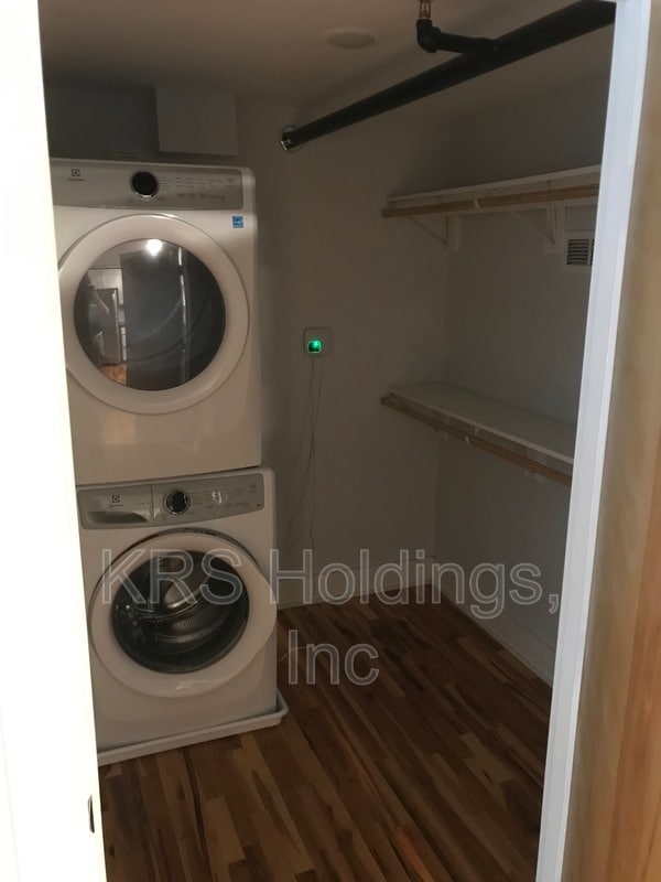 Building Photo - 225 N Water St