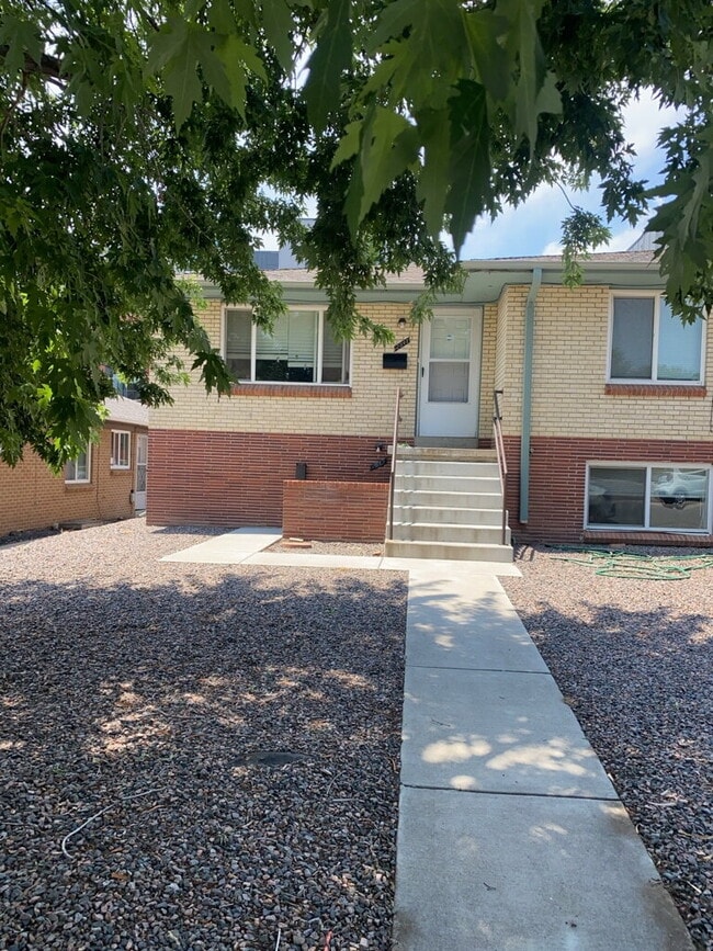 Building Photo - AVAILABLE NOW!

"Charming 2-Bedroom Gem in Denver's Heart with Spacious Layout - 837 Sq Ft of Coz...