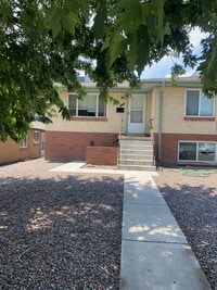 Building Photo - "Charming 2-Bedroom Gem in Denver's Heart with Spacious Layout - 837 Sq Ft of Cozy Living!"