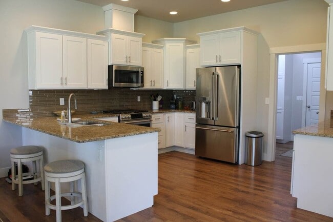 Building Photo - Beautiful Wollochet Bay 3-Bedroom Town Home