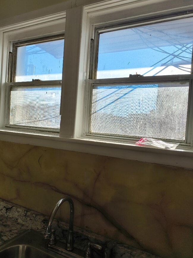 Building Photo - 616 E Wyoming Ave