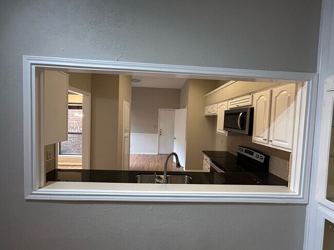 Building Photo - Ready to move in.....Fresh Paint and much more....