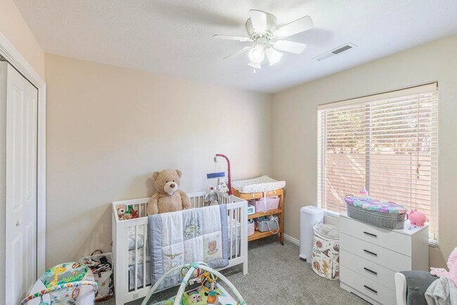 Building Photo - Stunning 4 Bedroom Home in St. George! Pet...