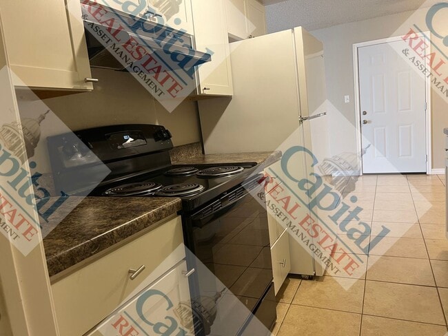 Building Photo - Charming 3 Bedroom