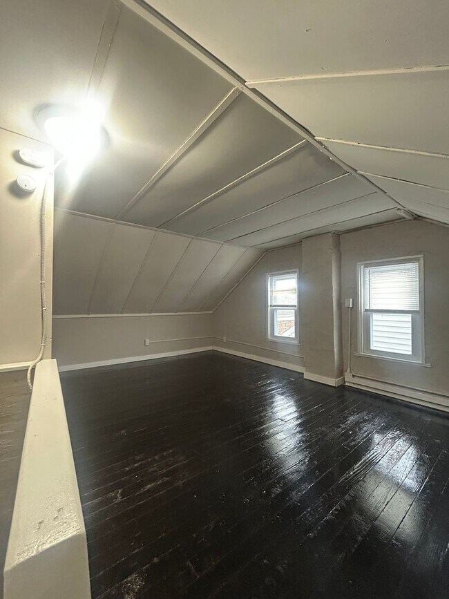 Building Photo - 4 Bedroom in York City