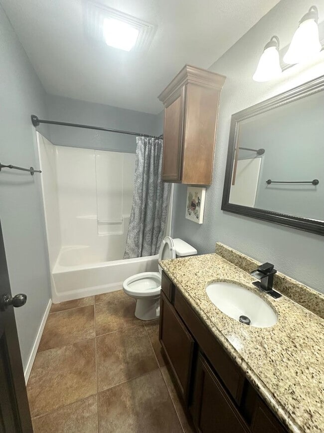 Building Photo - 3 Bedroom 2 Bathroom w/ Bonus Room