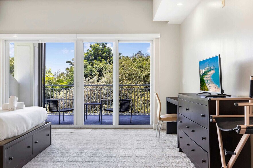 Building Photo - 5300 NW 87th Ave