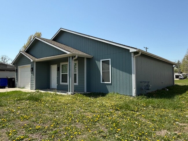 Building Photo - Updated 3 bedroom 2 bath