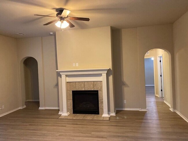 Building Photo - Spacious 4 Bed | 2 Bath | Large backyard | Bixby